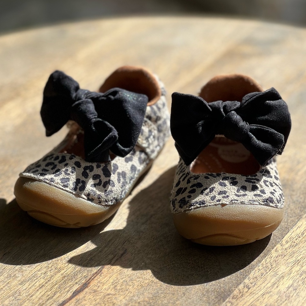 Baby size 3 Stride Rite soft motion “Esme” leopard Mary Jane shoe with bow